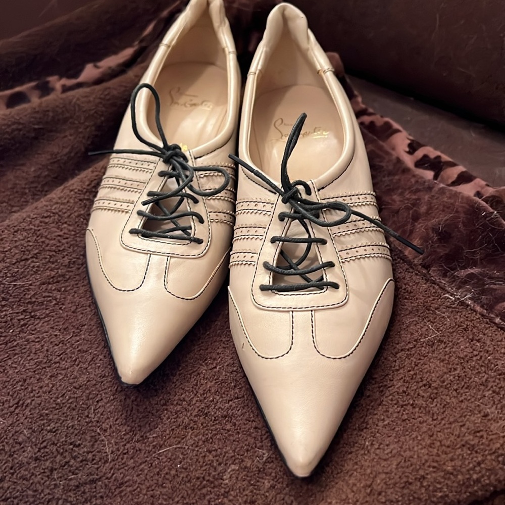 Christian Louboutin (“Blays”?)
off white kitten heel 
In exceptional condition.